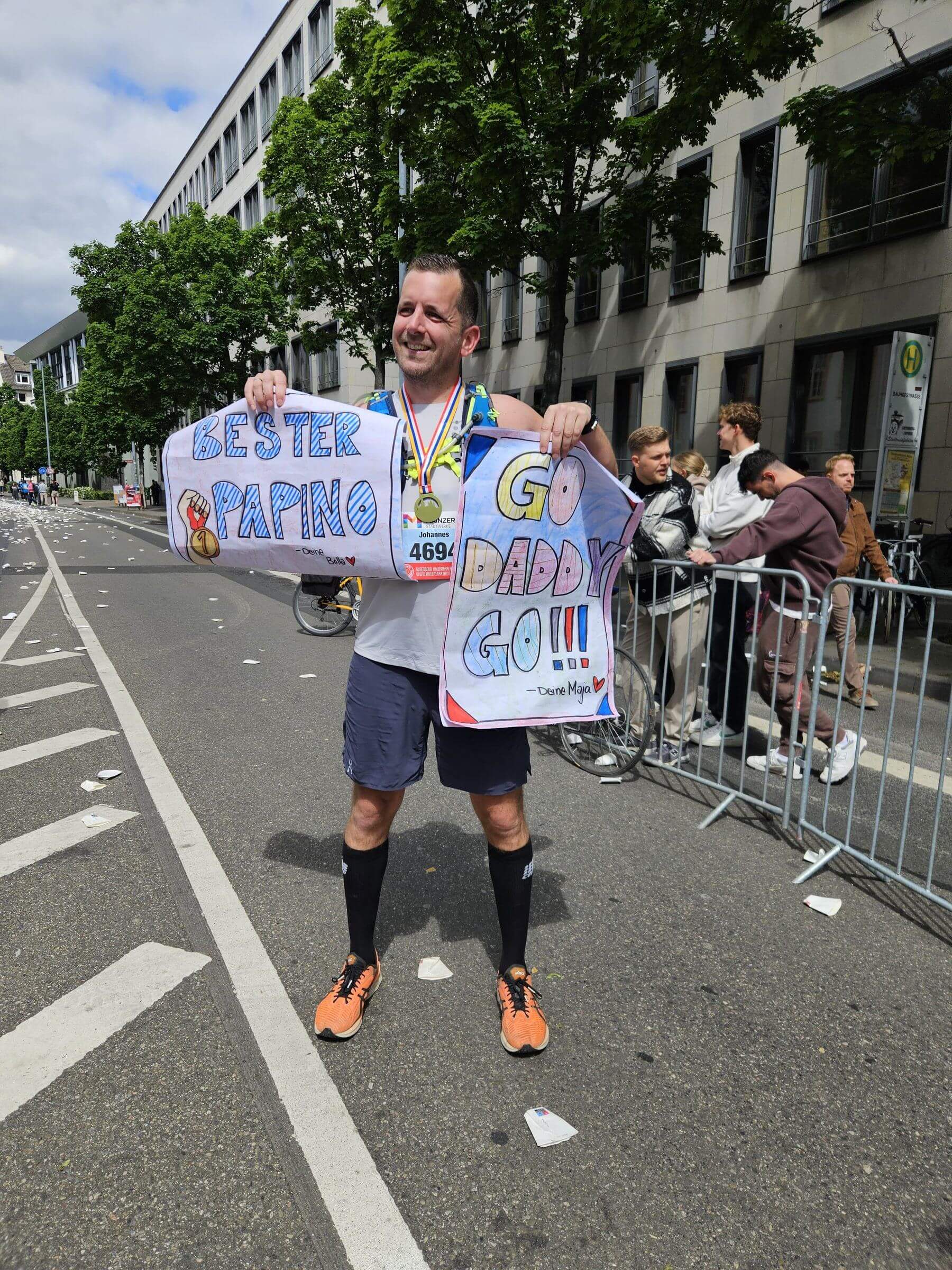 Johannes im Ziel des Halbmarathons in Mainz