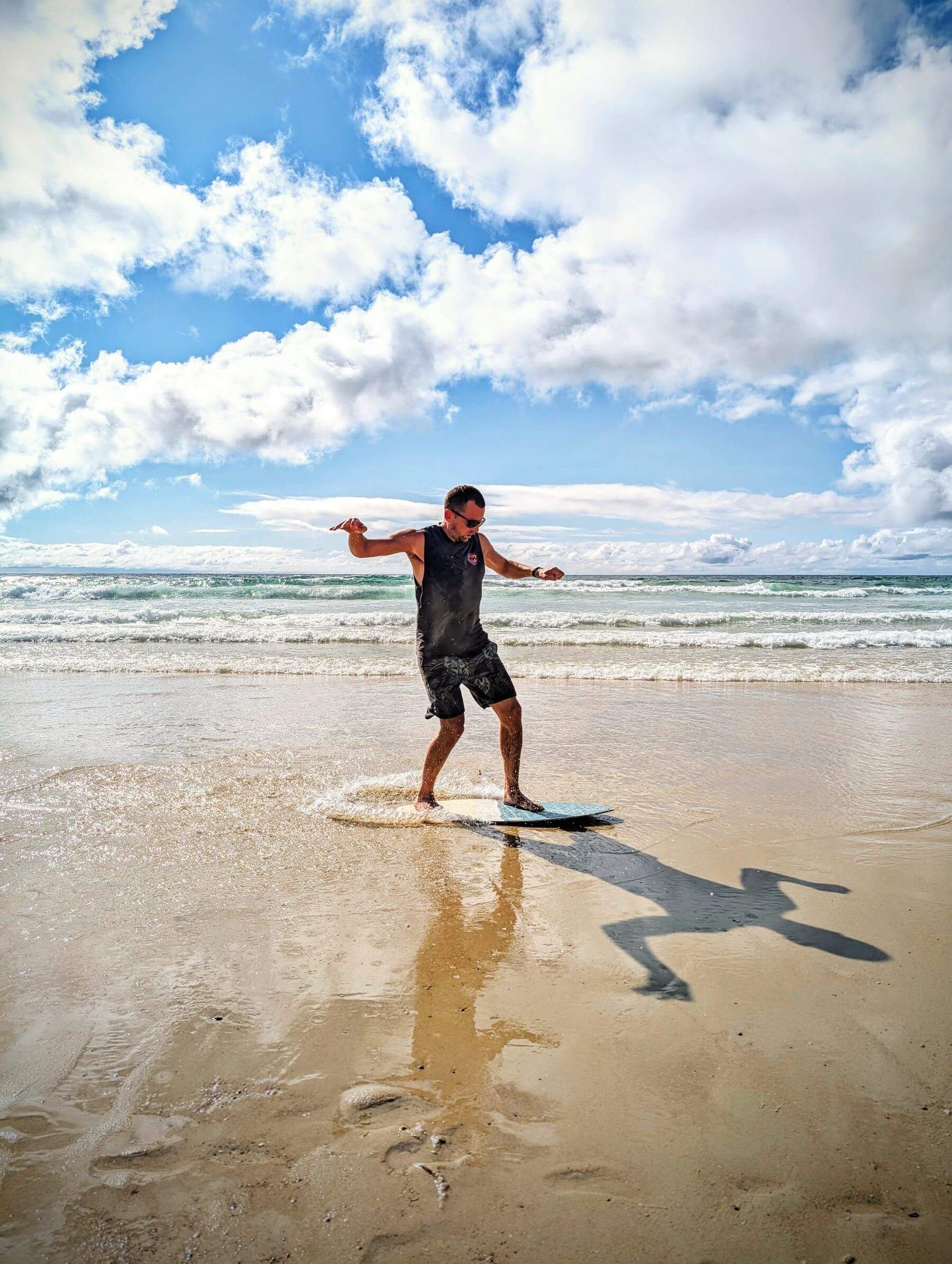 Johannes auf dem Skimboard