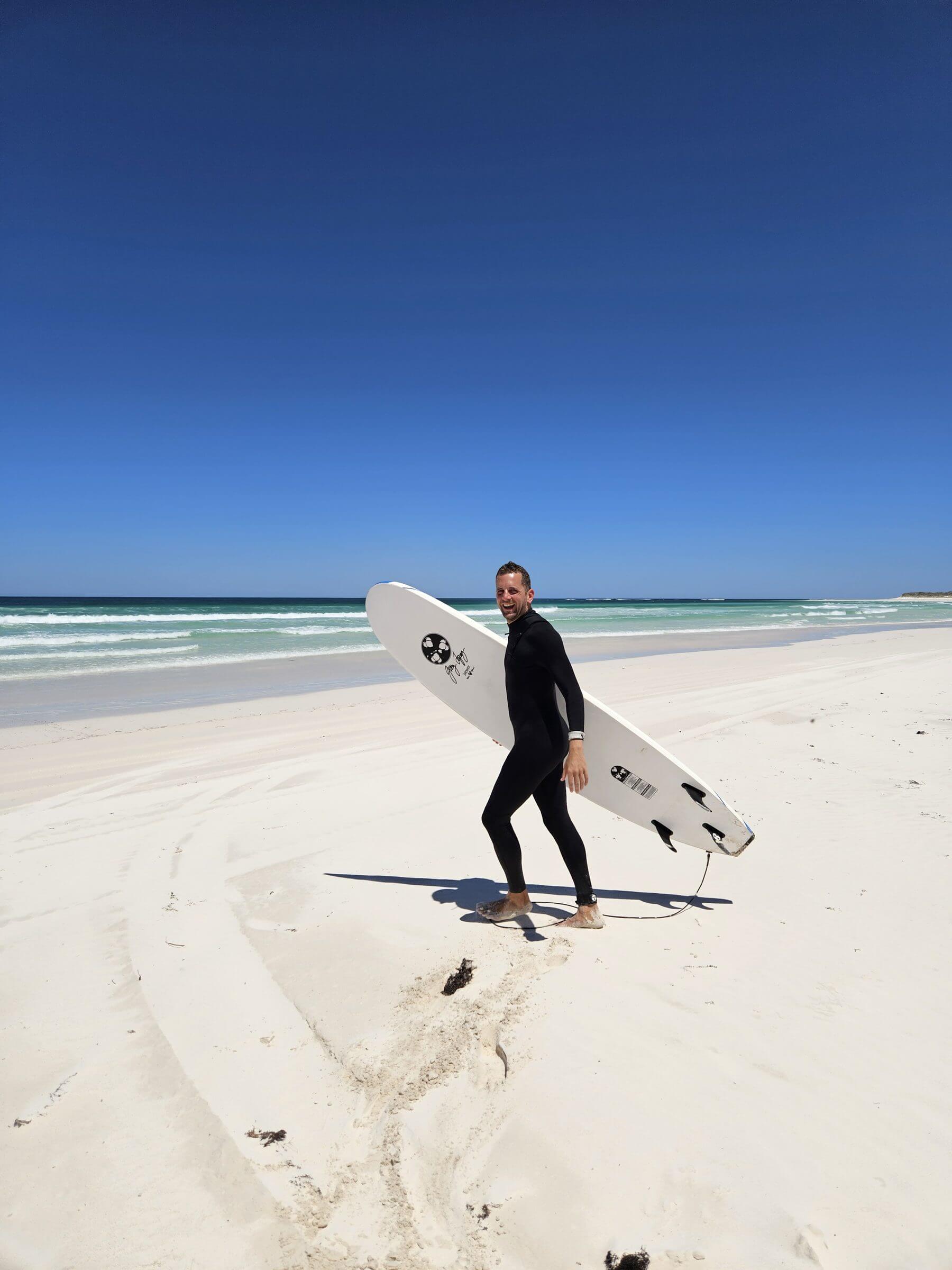 Johannes am Strand mit Surfbrett